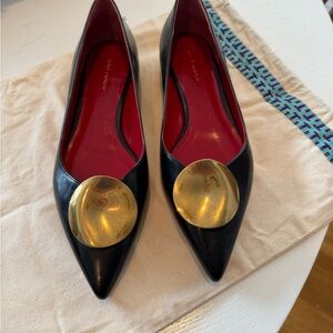 Tory Burch Black and Gold Flats with Pointed Toe and Elegant Design-size 8